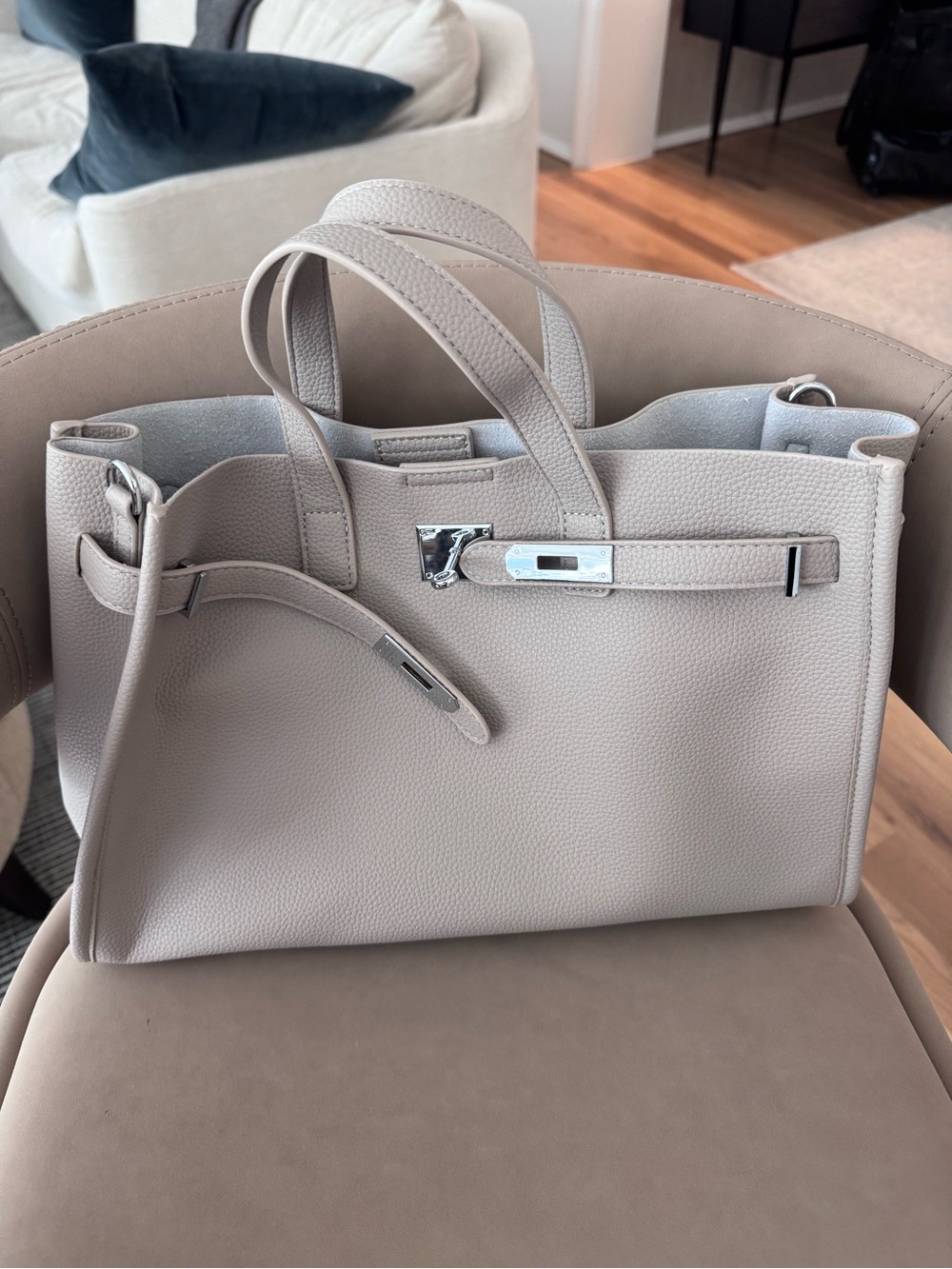 Soft tote bag belt style inspire. Light grayish cream